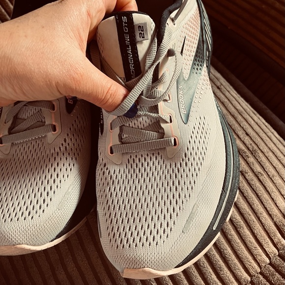 BROOKS ADRENALINE GTS 22 women's sports shoe size 9.5 good condition, - Picture 6 of 9